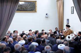 رهبر انقلاب: مسائل کشور را به گفت‌وگوها گره نزنیم